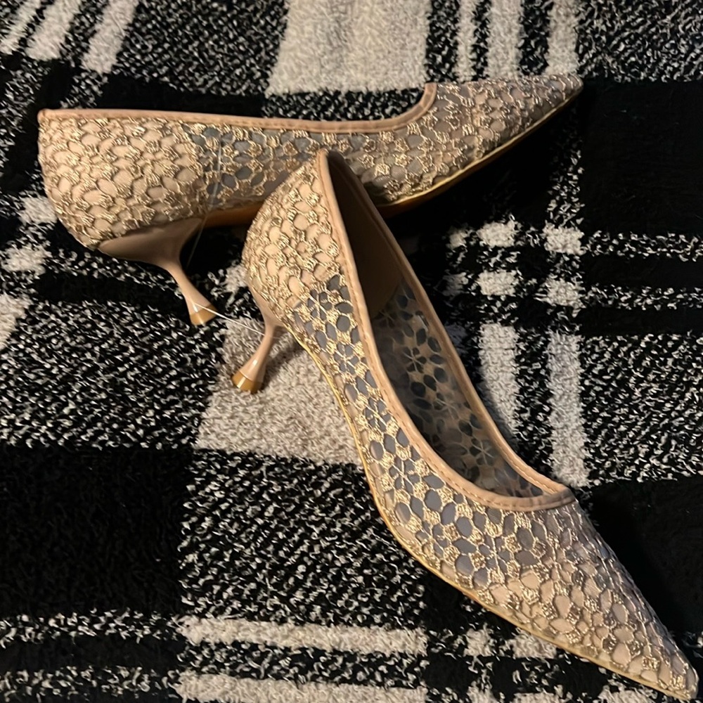 Excellent cond.  Big tree beige/gold pumps ,4.3/China equal to US 8.5, worn once